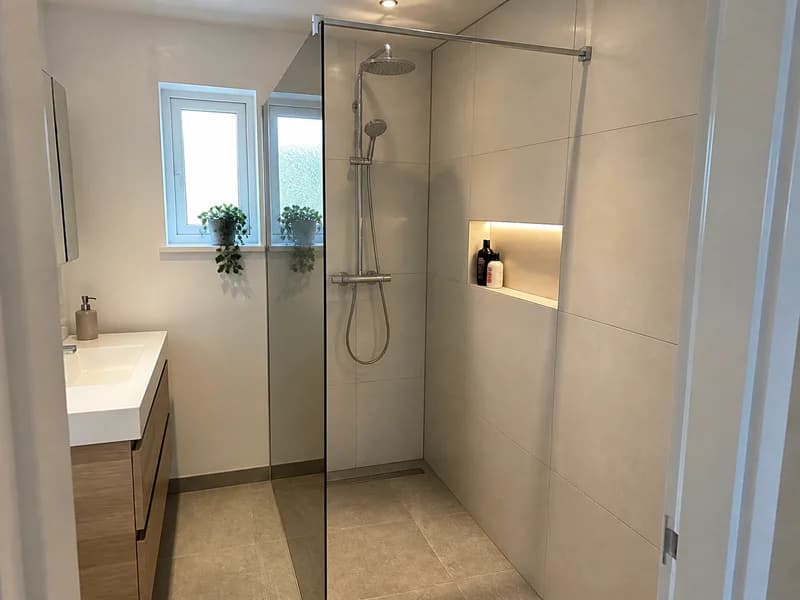 Moderne badkamer ná de renovatie vanuit een andere hoek